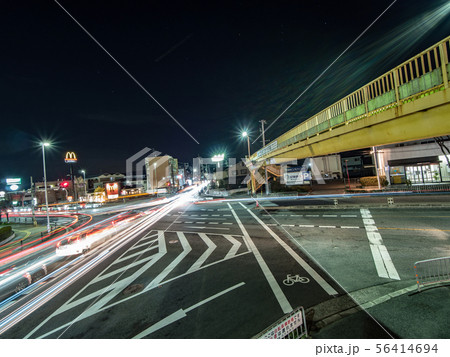 夜の河内長野警察前交差点の歩道橋 56414694