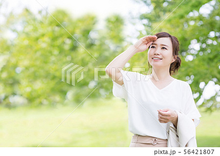 新緑の中のビジネスウーマン 56421807