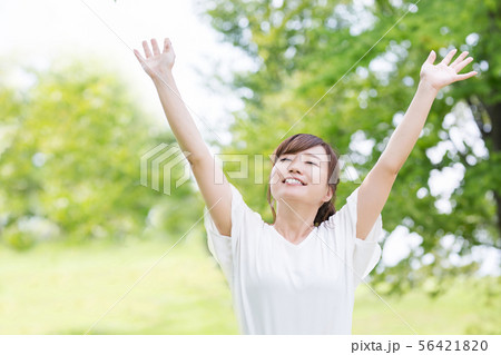 新緑の中のビジネスウーマン 56421820