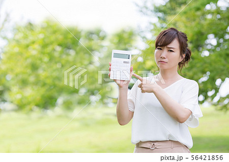 新緑の中のビジネスウーマン 56421856