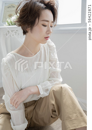 前髪なし ショートヘア 女性 日本人 美容 髪型 ヘアスタイルの写真素材