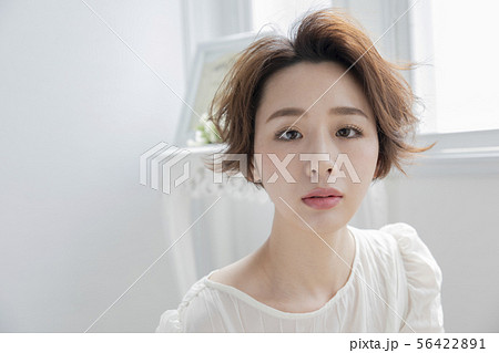 前髪なし ショートヘア 女性 日本人 美容 髪型 ヘアスタイルの写真素材