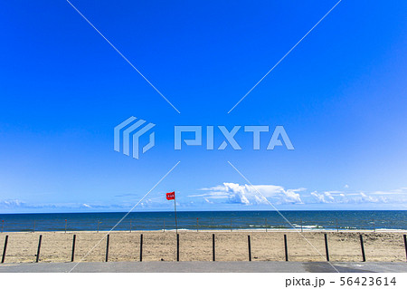 遊泳禁止 閉鎖 旗 赤 九十九里海岸白子町中里海水浴場付近の写真素材