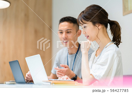 ビジネスイメージ　男性社員　女性社員　 56427785