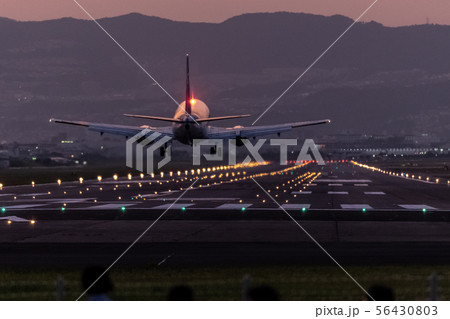 伊丹空港(大阪国際空港)への着陸 千里川 伊丹空港(大阪国際空港)への着陸 千里川 56430803