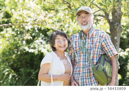 日本人シニア夫婦 公園 散歩 樹木 緑 笑顔 日本人シニア夫婦 公園 散歩 樹木 緑 笑顔 56433809