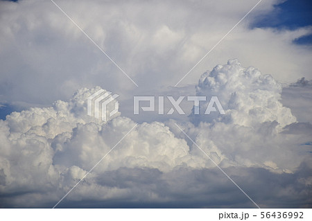 もくもく涌き雲 青空と涌き雲 天候急変 もくもく涌き雲 青空と涌き雲 天候急変 56436992