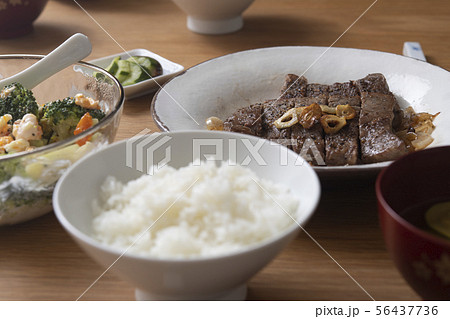 ガーリックステーキがメインの食卓 56437736
