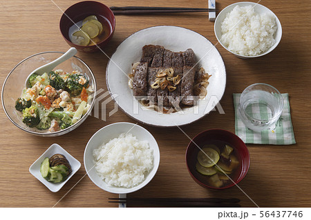 ガーリックステーキがメインの食卓 ガーリックステーキがメインの食卓 56437746