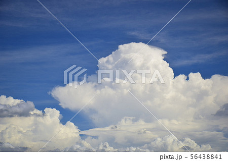 湧き上がる入道雲 もくもく涌き雲 湧き上がる白い雲 の写真素材