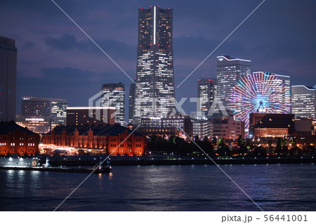大桟橋からのみなとみらいの夜景 大桟橋からのみなとみらいの夜景 56441001