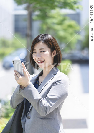 20代 ビジネスウーマン スマートフォン 20代 ビジネスウーマン スマートフォン 56441139