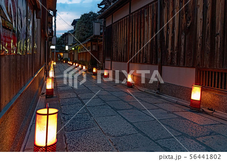 京都東山 石塀小路の夕景 56441802