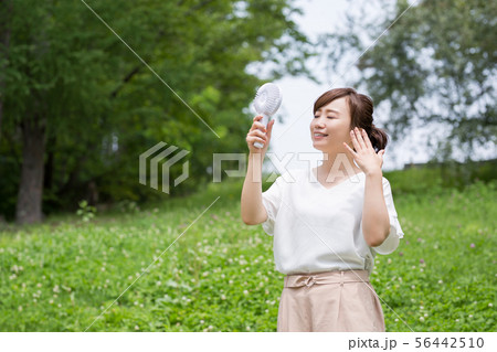 新緑の中の女性 新緑の中の女性 56442510