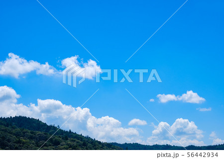 【写真素材】 青空　空　雲　夏の空　背景　背景素材　8月　コピースペース　 56442934