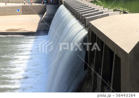 湯田貯砂ダム 錦秋湖 大滝 の写真素材