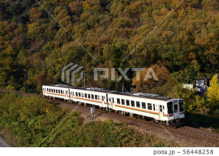 高山本線を走るキハ11系普通3両 56448258