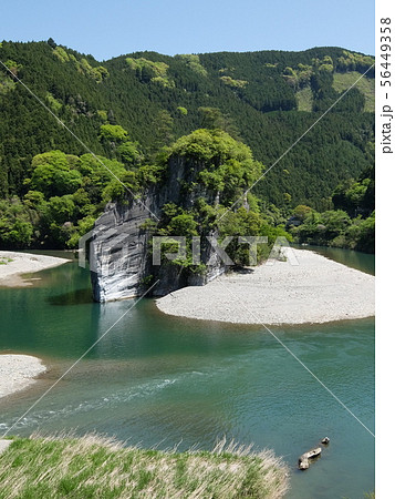 四国は愛媛の景勝地 御三戸嶽(軍艦岩) 面河川と久万川の合流点にそびえ立つ軍艦岩 四国は愛媛の景勝地 御三戸嶽(軍艦岩) 面河川と久万川の合流点にそびえ立つ軍艦岩 56449358