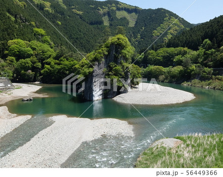 四国は愛媛の景勝地　御三戸嶽（軍艦岩）　面河川と久万川の合流点にそびえ立つ軍艦岩 56449366