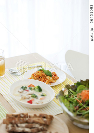食卓の上の料理 56451093