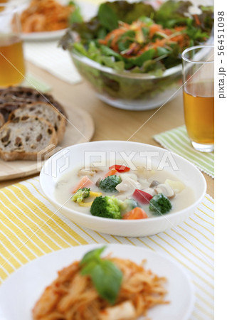 食卓の上の料理 56451098
