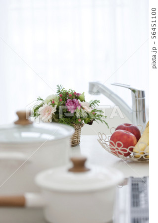 キッチンに飾られた花 56451100