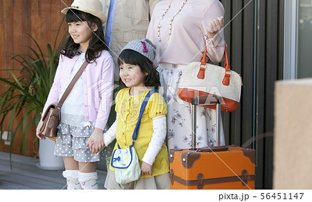 手をつなぐ姉妹 56451147