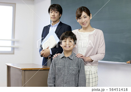 笑顔の親子と先生 笑顔の親子と先生 56451418