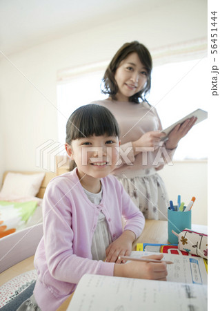 勉強する女の子と先生 56451444