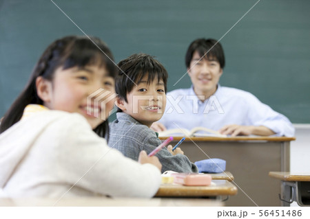 授業を受ける笑顔の男の子 授業を受ける笑顔の男の子 56451486