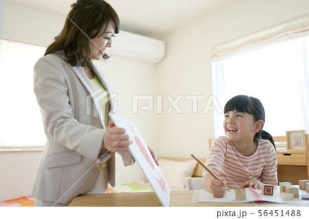 英語の勉強をする女の子と先生 56451488