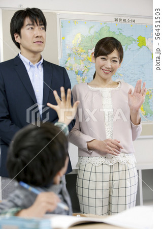 授業参観中の親と子供 56451503