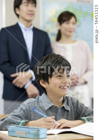 授業参観中の子供と親 56451523