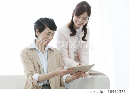 タブレットPCを見る親子 56451575