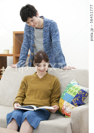本を読むカップル 本を読むカップル 56451777