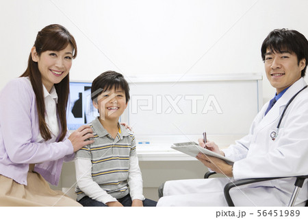 笑顔の医師と患者 56451989