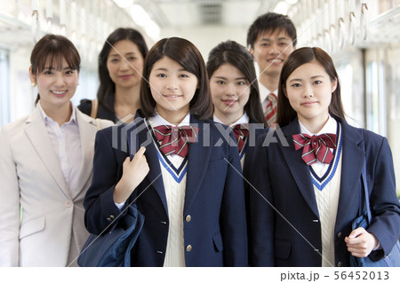 電車移動している男女 56452013