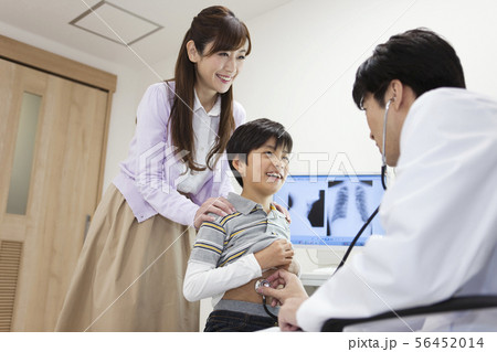 診察を受ける男の子と医師 56452014