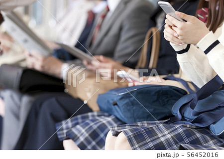 電車移動している男女 56452016