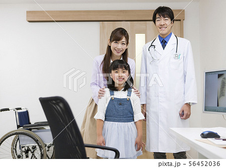 笑顔の医師と患者 56452036