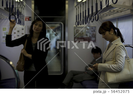 通勤電車に乗るビジネスマンとビジネスウーマン 通勤電車に乗るビジネスマンとビジネスウーマン 56452075