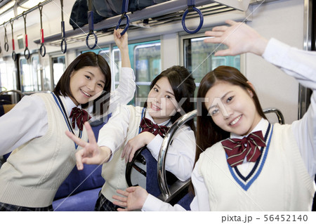 電車通学する女子高生 56452140