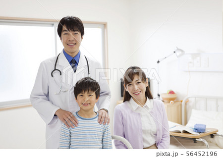 笑顔の医師と患者と母親 56452196