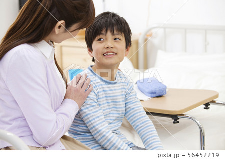 見つめ合う男の子と母親 見つめ合う男の子と母親 56452219