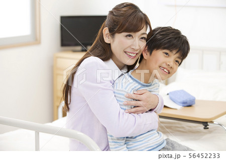 男の子を抱っこする母親 男の子を抱っこする母親 56452233