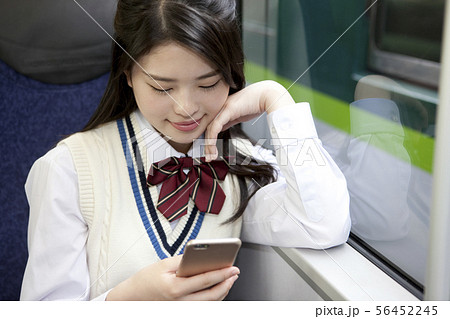 電車通学する女子高生 電車通学する女子高生 56452245