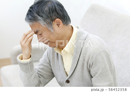 額に手をあてる中高年男性 56452358