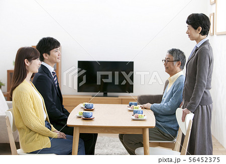 結婚の挨拶をするカップルと両親 結婚の挨拶をするカップルと両親 56452375