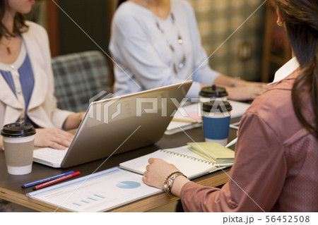 打ち合わせをする3人の女性 56452508