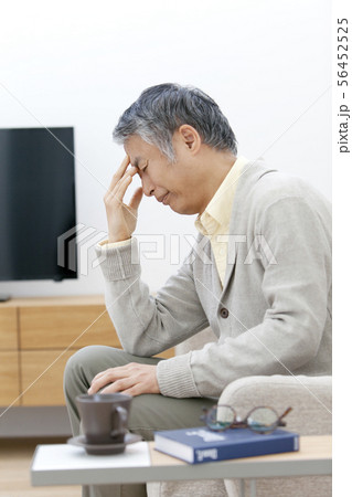 額に手をあてる中高年男性 額に手をあてる中高年男性 56452525